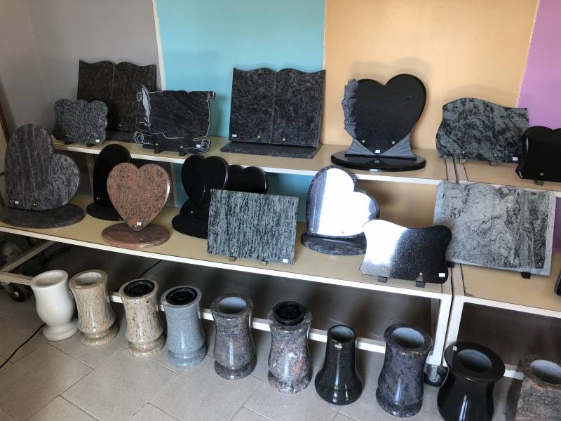 Vases et plaques funéraires